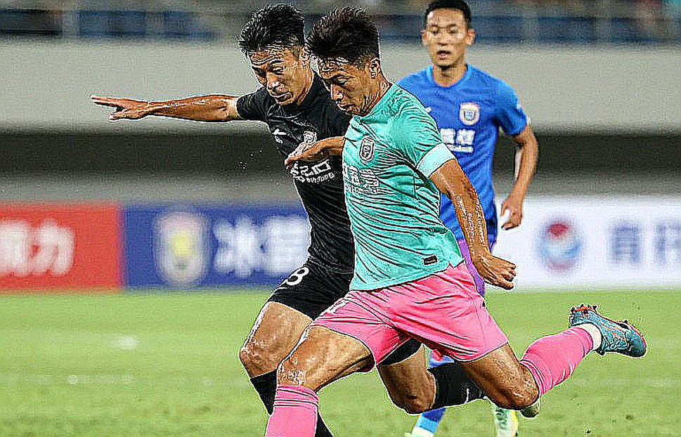Calvert-Lewin đứng thẳng ở Elland Road: khi nghi thức tập thể đã hết linh lực