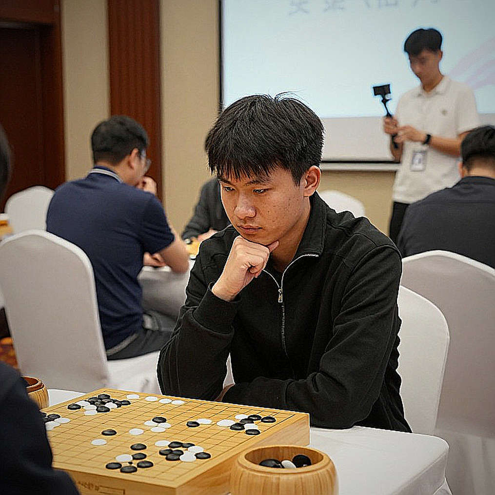 Divya Deshmukh, R. Vaishali và lời tuyên bố không mẫu: Khi HLV nói học trò 'mạnh hơn thời vô địch Olympiad'