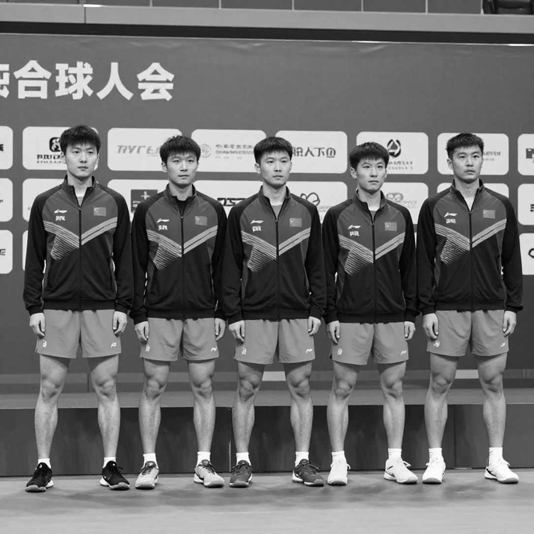 V-League đang phân tích bóng đá bằng một tờ giấy trắng